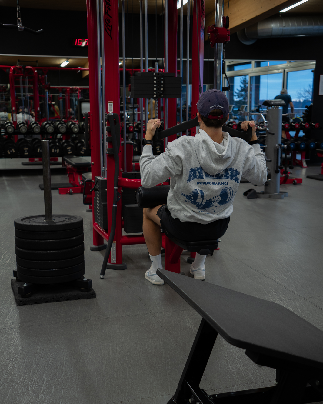 Athlix Performance Hoodie grau im Fitnessstudio